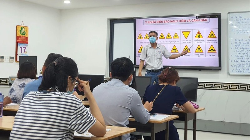 Từ 1/6, học viên có thể có thể lựa chọn học lý thuyết bằng hình thức trực tuyến (từ xa), bên cạnh các kiểu khác như tập trung tại cơ sở đào tạo như trước đây. hoc-ly-thuyet-lai-xe-onl-2423.jp.jpg