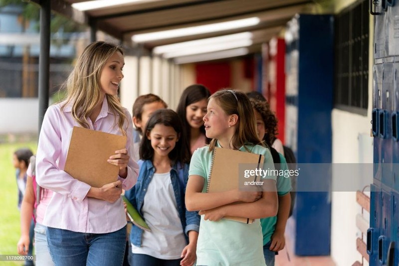 Cô trò đều vui. Ảnh: Gettyimages Cô trò đều vui. Ảnh: Gettyimages