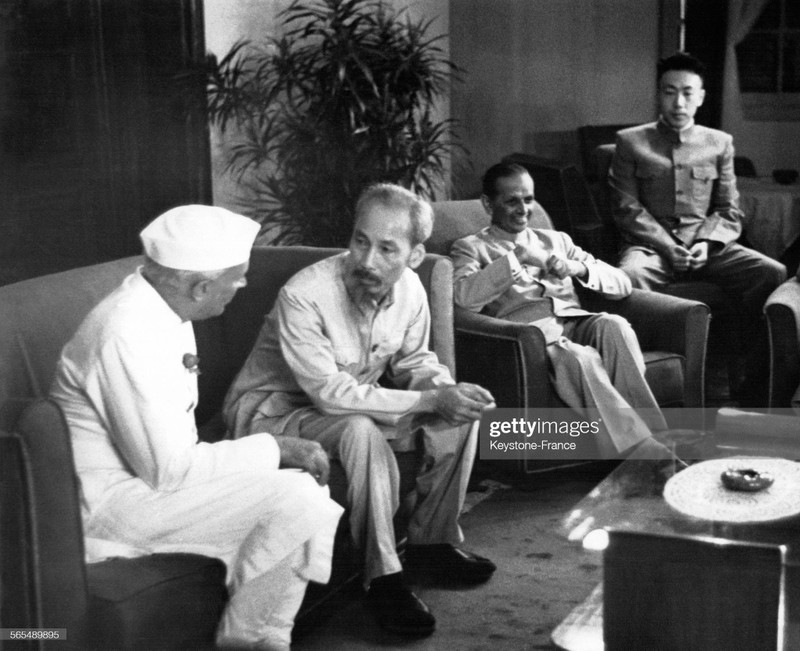Chủ tịch Hồ Chí Minh cùng Thủ tướng Ấn Độ Jawaharlal Nehru tại Hà Nội ngày 17/10/1954 (Ảnh: GettyImages)