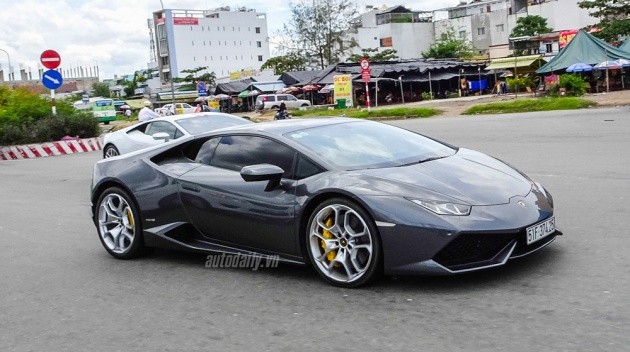 Lamborghini Huracan màu xám-đen đầu tiên tại Việt Nam.