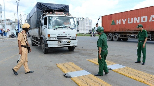 Tổng cục Đường bộ và các cơ quan liên quan sẽ quyết tâm xóa hết xe quá tải trong năm 2016.- (Ảnh minh họa).