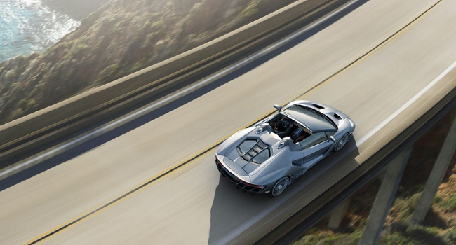 Được sản xuất với chất liệu sợi carbon giúp trọng lượng xe giảm, chỉ còn 1.570 kg và tỷ lệ truyền công suất trọng lượng là 2,04 kg/mã lực.