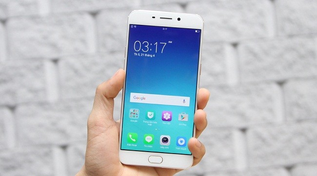 Thử độ bền màn hình OPPO F1s bằng búa đóng đinh.