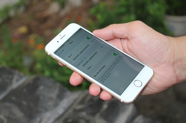 Truy cập wifi miễn phí từ smartphone hoặc thiết bị cầm tay bằng cách bật chế độ tìm kiếm wifi và lựa chọn điểm phát có tên “Freewifi_UBNDHANOI”.