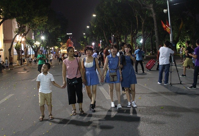 Người dân háo hức trải nghiệm không gian đi bộ quanh hồ Hoàn Kiếm ảnh 2