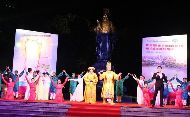 Người dân háo hức trải nghiệm không gian đi bộ quanh hồ Hoàn Kiếm ảnh 1