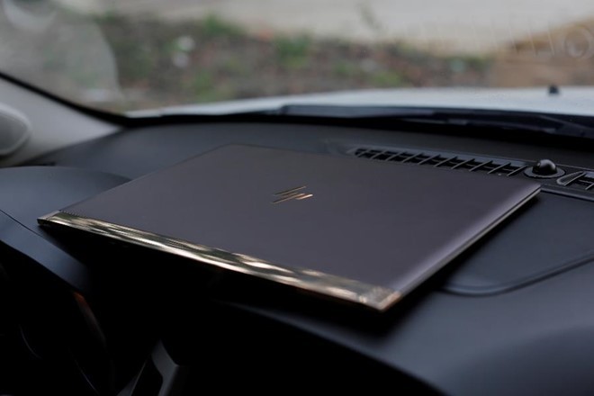 Thiết kế mảnh mai với ý tưởng từ những phụ kiện cao cấp là ưu điểm của HP Spectre.