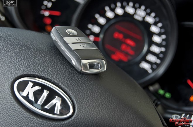 Chìa khóa thông minh (1998):Năm 1998, Mercedes-Benz cung cấp công nghệ này đầu tiên với hình dáng một chiếc thẻ ATM được làm bằng nhựa hoặc bạc. Sau này, nó được cải tiến với dạng chiếc chìa khóa và có nhiều tính năng hữu ích và tiện lợi cho chủ ôtô.