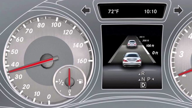 Hệ thống điều khiển hành trình sử dụng radar (2000):Hệ thống điều khiển hành trình hiện đại được phát minh vào năm 1945 bởi kỹ sư cơ khí khiếm thị Ralph Teetor. Năm 2000, Mercedes-Benz đã nâng cấp công nghệ điều khiển trên chiếc 2000 S-Class. Hệ thống điều khiển hành trình sử dụng radar giúp người lái kiểm soát tốc độ, thoải mái hơn trên những hành trình dài với vận tốc không đổi.