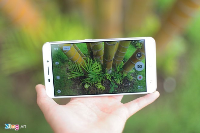 Asus Zenfone 3 Laser vừa lên kệ với giá 5,9 triệu đồng. Trang bị đáng lưu ý nhấtZenfone 3 Laser là máy ảnh có khả năng lấy nét trong 0,03 giây, công nghệ ổn định hình ảnh điện tử 3 trục, hỗ trợ quay video ổn định hơn. Máy ảnh này dùng cảm biến Sony IMX214 độ phân giải 13 megapixel, khẩu độ f/2.0. Máy ảnh trước 8 MP có cùng khẩu độ.