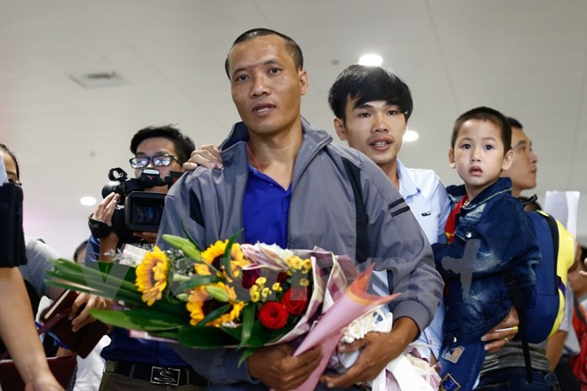 Nghẹn ngào đón ba thuyền viên bị cướp biển Somalia bắt giữ trở về ảnh 1