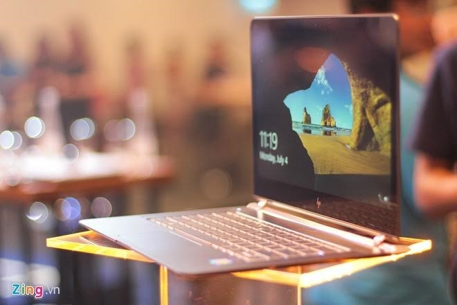 HP Spectre: Đem lại nhiều cảm xúc cho những người lần đầu cầm máy với độ mỏng ấn tượng chỉ 10,4 mm, nặng 1,11 kg, khung máy được làm bằng hợp kim nhôm, các chi tiết nhỏ đều được mài giũa tinh xảo cho độ hoàn thiện cao.