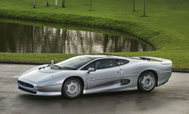 Jaguar XJ220: Tuy có dòng đời ngắn ngủi từ năm 1992 đến 1994, XJ220 đến từ Anh luôn toát lên vẻ sang trọng và được coi là biểu tượng của siêu xe bấy giờ. Xe sử dụng động cơ tăng áp kép 3.5L V6 đặt giữa. Khác với khái niệm “pop-up headlights”, XJ220 có đèn pha ẩn phía trong mui trước và nắp che trượt mở theo chiều ngang. 8 mau xe hoi huyen thoai co 'anh mat' duom buon hinh anh 2