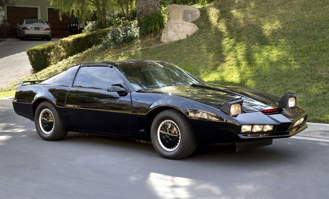 Pontiac Trans Am (KITT): Sẽ là thiếu sót nếu không nhắc đến KITT, cái tên xuất hiện trong series phim Knight Rider(1982 - 1986) phát sóng ở Việt Nam vào những năm 90. Chiếc xe KITT được “thủ vai” bởi Pontiac Trans Am đời 1982, trang bị hệ dẫn động cầu sau và động cơ 5.0L V8 của hãng Chevrolet. Dù xe trang bị đèn pha mắt ếch, chi tiết khán giả nhớ nhất về huyền thoại này có lẽ là cụm đèn LED đỏ trước mui xe. 8 mau xe hoi huyen thoai co 'anh mat' duom buon hinh anh 8