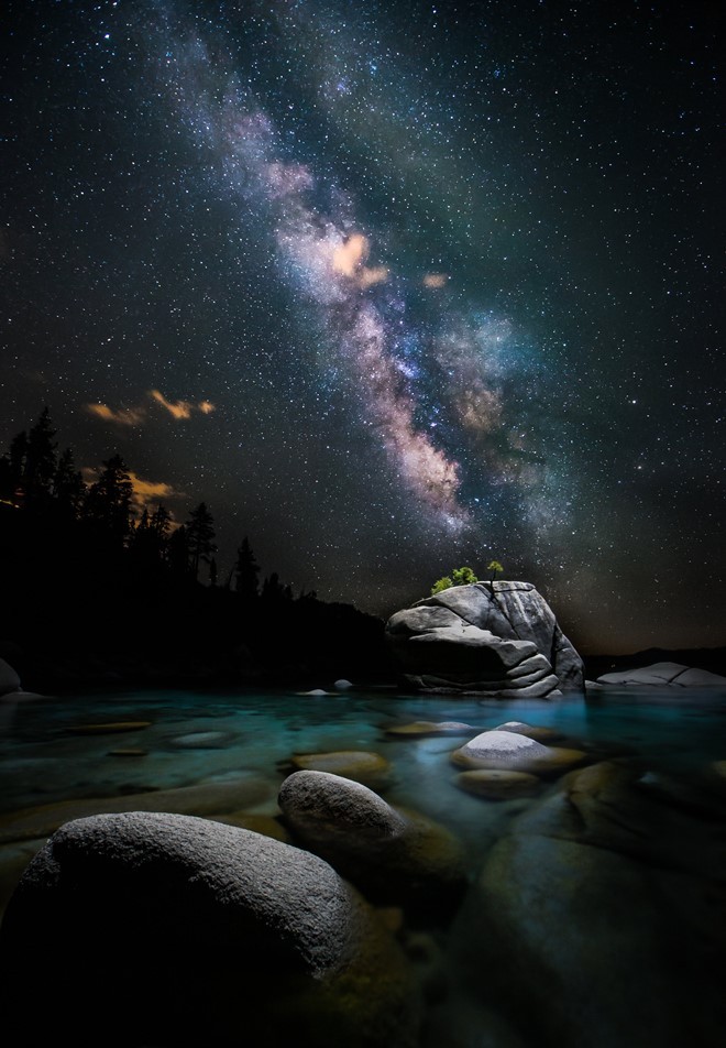 Để ra một tác phẩm cuối cùng, tác giả phải chồng từ 20-30 tấm ảnh ở cùng 1 góc chụp. Để ra một tác phẩm cuối cùng, tác giả phải chồng từ 20-30 tấm ảnh ở cùng 1 góc chụp.