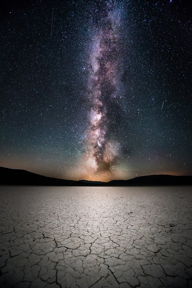 Bức ảnh mang tên "Desert Sky" là khung cảnh đối lập giữa bầu trời đêm huyền ảo và mặt đất khô cằn. Bức ảnh mang tên "Desert Sky" là khung cảnh đối lập giữa bầu trời đêm huyền ảo và mặt đất khô cằn.