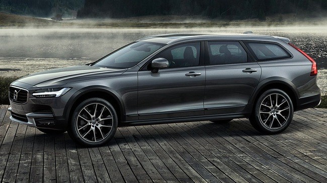 Điểm nhấn của Volvo V90 Cross Country nằm ở hệ dẫn động 4 bánh toàn thời gian, chiều cao gầm tăng lên 218 mm và khung gầm tối ưu hóa để phù hợp với mọi loại thời tiết cũng như địa hình