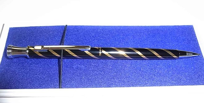 Sharp: Tập đoàn công nghệ Sharp của Nhật Bản thành lập vào năm 1912, khi đó hãng là xưởng sản xuất đồ kim loại. Ngoài sản phẩm móc khóa kim loại, họ còn phát minh ra bút chì bấm mang tên Ever Sharp. Năm 1964, Sharp tung ra máy tính transistor đầu tiên trên thế giới, đặt nền móng phát triển cho tập đoàn công nghệ này.