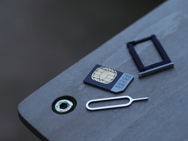 3. Hai SIM:Hiện tại, nhiều người dùng có nhu cầu sử dụng hai số, hoặc hai SIM để khai thác tối đa dịch vụ 3G/4G, khuyến mãi, hay khi đi nước ngoài mà không phải đổi SIM, tránh trường hợp thất lạc. Trong khi nhiều sản phẩm tầm trung đã có tính năng này, iPhone vẫn trung thành với thiết kế 1 SIM. 3. Hai SIM:Hiện tại, nhiều người dùng có nhu cầu sử dụng hai số, hoặc hai SIM để khai thác tối đa dịch vụ 3G/4G, khuyến mãi, hay khi đi nước ngoài mà không phải đổi SIM, tránh trường hợp thất lạc. Trong khi nhiều sản phẩm tầm trung đã có tính năng này, iPhone vẫn trung thành với thiết kế 1 SIM.