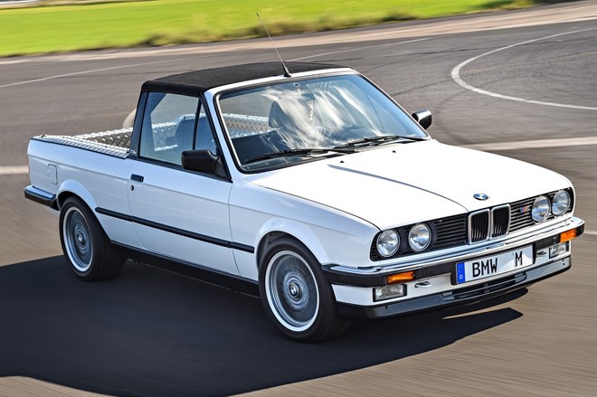 BMW M3 Pickup dùng vận chuyển máy móc trong khuôn viên nhà máy. BMW M3 Pickup dùng vận chuyển máy móc trong khuôn viên nhà máy.