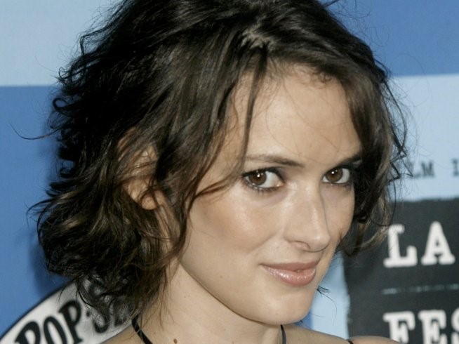 Winona Ryder- Năm 2010, Ryder từng khẳng định trên báo chí rằng cô không bao giờ sử dụng Internet lẫn máy vi tính. Ngôi sao của series “Stranger Things” thậm chí không có cả blog và chỉ dùng điện thoại Black Berry để đọc email cá nhân hàng ngày. Người hâm mộ gần đây bày tỏ sự lo lắng khi Dâu Đen - hãng điện thoại ưa thích của thần tượng đã hết thời, Ryder sẽ xoay sở ra sao? Winona Ryder- Năm 2010, Ryder từng khẳng định trên báo chí rằng cô không bao giờ sử dụng Internet lẫn máy vi tính. Ngôi sao của series “Stranger Things” thậm chí không có cả blog và chỉ dùng điện thoại Black Berry để đọc email cá nhân hàng ngày. Người hâm mộ gần đây bày tỏ sự lo lắng khi Dâu Đen - hãng điện thoại ưa thích của thần tượng đã hết thời, Ryder sẽ xoay sở ra sao?