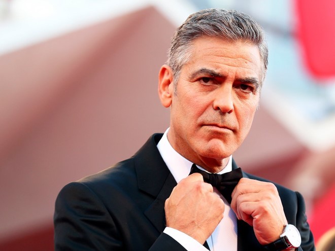 George Clooney- Một trong những người đàn ông quyến rũ nhất hành tinh - George Clooney dường như có mối thù sâu đậm với Facebook và Twitter. Xuất hiện trên ấn phẩm Esquire, ông cho rằng: “Người nổi tiếng dùng Twitter đều là những kẻ ngốc”. George Clooney- Một trong những người đàn ông quyến rũ nhất hành tinh - George Clooney dường như có mối thù sâu đậm với Facebook và Twitter. Xuất hiện trên ấn phẩm Esquire, ông cho rằng: “Người nổi tiếng dùng Twitter đều là những kẻ ngốc”.