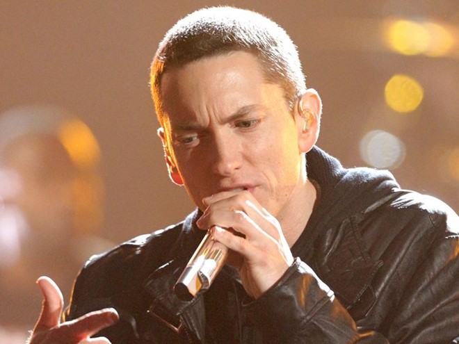 Eminem- Dù là người duy nhất trong danh sách này sử dụng Twitter, song rapper tên tuổi chỉ tweet 615 lần trong suốt 7 năm sử dụng. Giải thích với người hâm mộ, anh cho biết: “Tôi sợ mình sẽ không sống nổi nếu thiếu chúng, đến mức ngồi lì cả ngày chỉ để đọc bình luận của mọi người về mình. Điều ấy khiến tôi phát điên”. Eminem- Dù là người duy nhất trong danh sách này sử dụng Twitter, song rapper tên tuổi chỉ tweet 615 lần trong suốt 7 năm sử dụng. Giải thích với người hâm mộ, anh cho biết: “Tôi sợ mình sẽ không sống nổi nếu thiếu chúng, đến mức ngồi lì cả ngày chỉ để đọc bình luận của mọi người về mình. Điều ấy khiến tôi phát điên”.