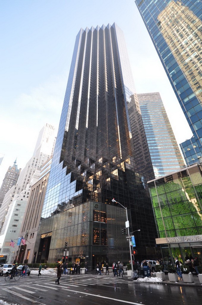 Nằm trên Đại lộ Số 5 ở Midtown Manhattan, thành phố New York, Tháp Trump (Trump Tower) là nơi sinh sống, làm việc cũng như đại bản doanh cho chiến dịch tranh cử Tổng thống Mỹ năm 2016 của ông Donald Trump.