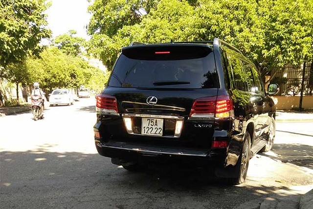 Lexus LX 570 có BKS 75A-122.22- (Ảnh: Dân Việt).