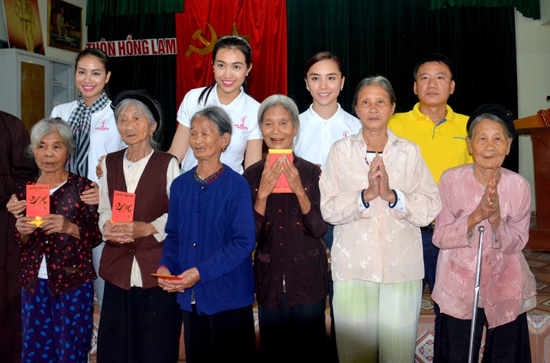 Ông Hoàng Việt Cường cùng Hoa hậu Phạm Hương, Á hậu Lệ Hằng và Á hậu Thiên Lý  trao hơn 200 phần quà đến người dân xã đảo Xuân Giang.