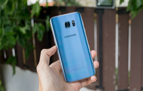 Galaxy S7 edge xanh coral khi đưa ra ánh sáng sẽ tạo ra màu sắc khá lung linh- ẢNH: AFP