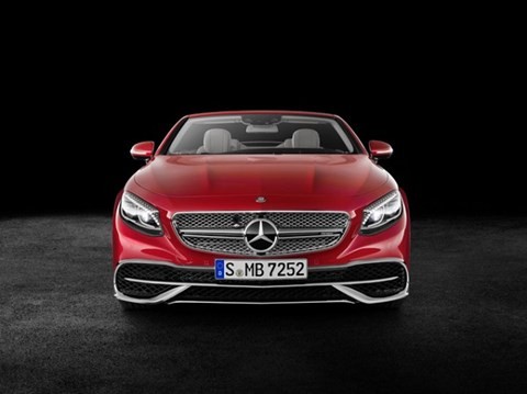 Về thiết kế ngoại thất của Mercedes Maybach S650 Cabriolet có nhiều thành phần đặc biệt bao gồm các logo, ống xả quad, bộ la-zăng và thiết kế mới và cản trước nâng cấp. Mercedes Maybach S650 Cabriolet trang bị hệ thống ống xả có chụp hình tứ giác, logo Ma