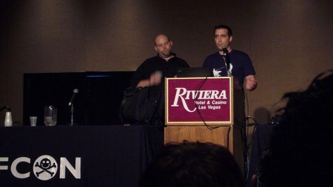 Hansen (phải) với biệt danh "Rsnake" nổi tiếng trong giới bảo mật.