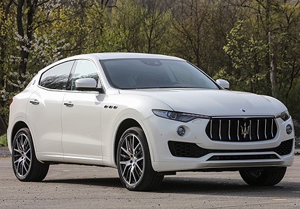 2. Maserati Levante 2017:Levante 2017 là mẫu xe SUV sang trọng, hứa hẹn mang đến nhiều điều bất ngờ cho các tín đồ xe crossover trên toàn thế giới. Thanh lịch, mạnh mẽ và táo bạo là 3 đặc tính để diễn tả vẻ đẹp đặc biệt Levante mang đến cho thị trường xe SUV truyền thống.