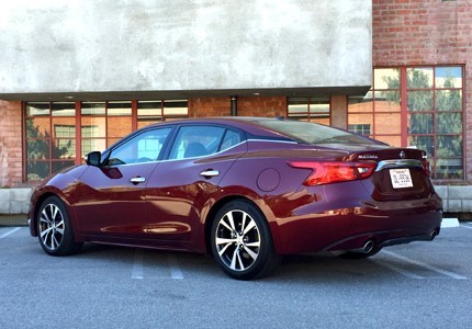 6.Nissan Maxima Platinum 2017: Mẫu xe này được sản xuất tại tiểu bangTennessee, Mỹ. Xe sở hữu kiểu dáng táo bạo cùng với một vài gói tùy chọn về khung gầm, hệ dẫn động, chi tiết trang trí để tăng sự lựa chọn cho khách hàng. Không có thay đổi nào đáng kể về động cơ so với phiên bản cũ, chiếc xe vẫn sử dụng động cơ V6 3.5 lít, có khả năng cho công suất đầu ra 300 mã lực và sử dụng hộp số vô cấp để dẫn động đến bánh trước.