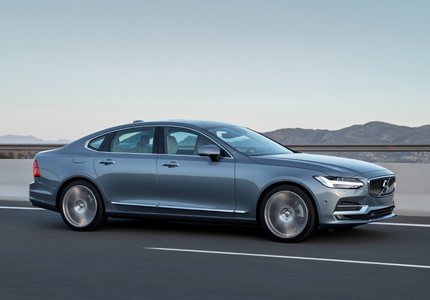 9. Volvo S90 2017: Chiếc sedan sang trọng tầm trung mới này sở hữu các chi tiết sang chảnh, mượt mà, đặc biệt là các tính năng bảo vệ an toàn cho người đi đường của Volvo. Xe có cùng kiến trúc với XC90 crossover SUV. S90 2017 được trang bị công nghệ có thể phát hiện người sang đường, người đi xe đạp và các động vật chạy trên đường. Hệ thống kiểm soát hành trình thông minh có thể phanh chủ động để tránh tai nạn. Đây là một trong những mẫu sedan an toàn bậc nhất, rất đáng để sở hữu.