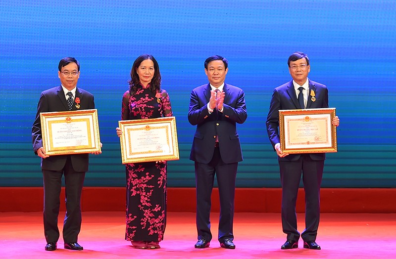 Phó Thủ tướng Vương Đình Huệ trao Huân chương Lao động hạng Nhất, hạng Nhì cho các cá nhân có thành tích xuất sắc - Ảnh: VGP/Quang Hiếu Phó Thủ tướng Vương Đình Huệ trao Huân chương Lao động hạng Nhất, hạng Nhì cho các cá nhân có thành tích xuất sắc - Ảnh: VGP/Quang Hiếu