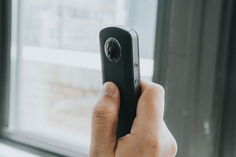 Để tận dụng sức mạnh Theta m15, người dùng phải thao tác với điện thoại kết nối- (Ảnh: REUTERS).