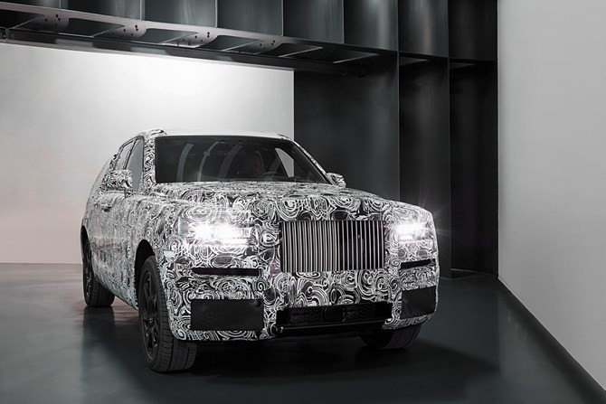 Rolls-Royce Cullian ra dáng SUV nhưng phần đầu xe chịu nhiều ảnh hưởng của Phantom.