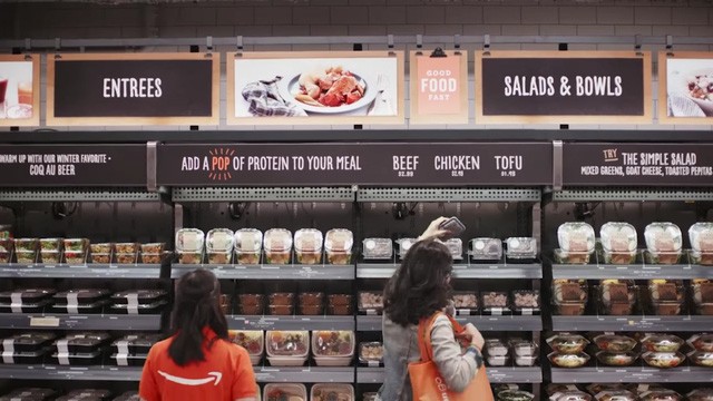 Những quầy thực phẩm chế biến sẵn tại Amazon Go.