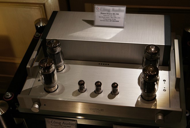 Một mẫu amplifier đèn với kiểu dáng cổ điển xuất hiện tại triển lãm.