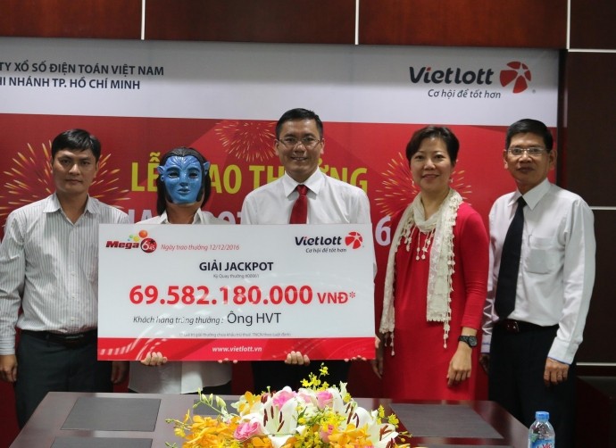 Người đàn ông đội tóc giả nhận thưởng Vietlott gần 70 tỷ đồng.