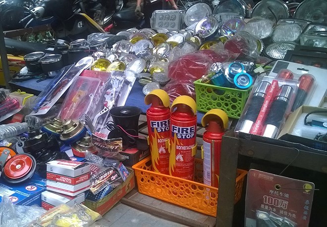 Một vài chiếc bình cứu hỏa mini còn được bày bán. Một vài chiếc bình cứu hỏa mini còn được bày bán.