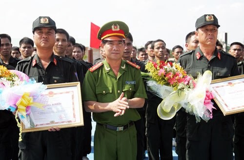 Hai "cao thủ" Triều Tiên nhận hoa từ lãnh đạo Bộ Công An