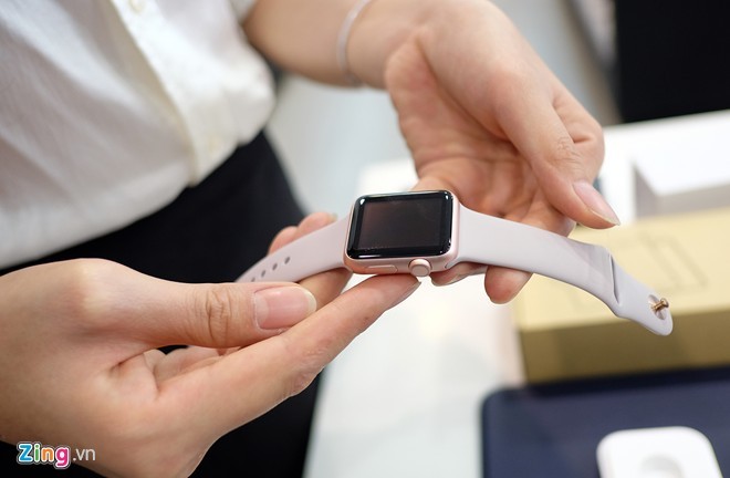 Với mẫu Apple Watch Sport kích cỡ 42 mm, giá bán tăng lên 13,6 triệu đồng.