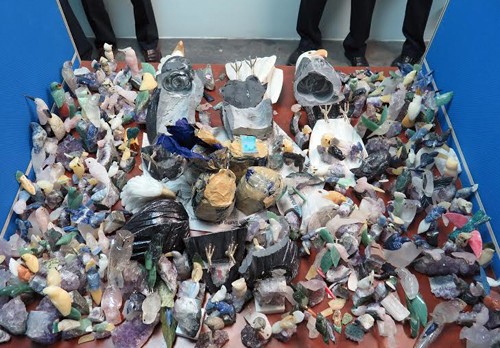 Tượng giấu ma túy để lẫn trong lô hàng. Ảnh:H.Q