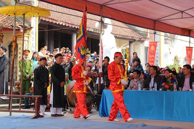 Các cụ cao niên trong làng chuẩn bị bước vào đài thề để thề Các cụ cao niên trong làng chuẩn bị bước vào đài thề để thề