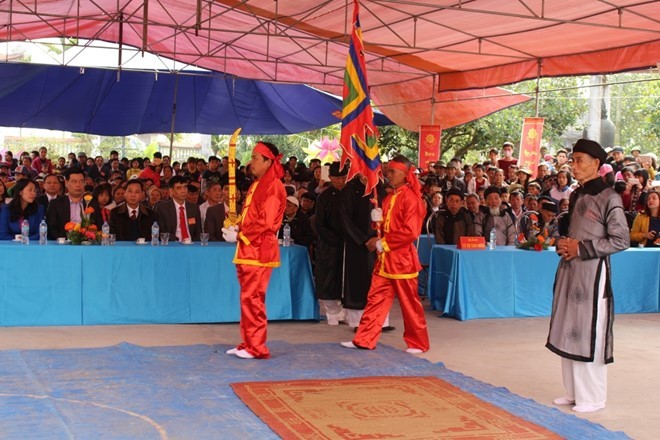 Nghi lễ thực hiện lời thề được tổ chức trước bà con nhân dân trong làng Nghi lễ thực hiện lời thề được tổ chức trước bà con nhân dân trong làng