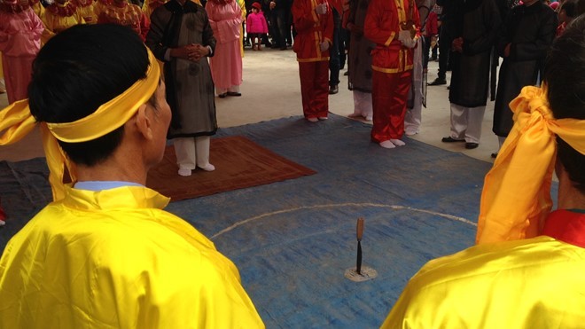 Con dao bầu được chủ tế cắm mạnh vào giữa vòng tròn đài thề - một biểu tượng của sự trong sạch - thề không tham nhũng Con dao bầu được chủ tế cắm mạnh vào giữa vòng tròn đài thề - một biểu tượng của sự trong sạch - thề không tham nhũng