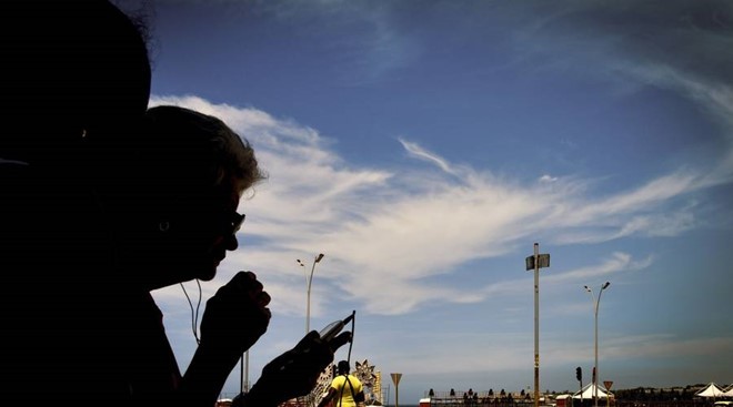 Một người dân Cuba nói chuyện với họ hàng qua chiếc điện thoại kết nối Internet trên đường phố Havana.